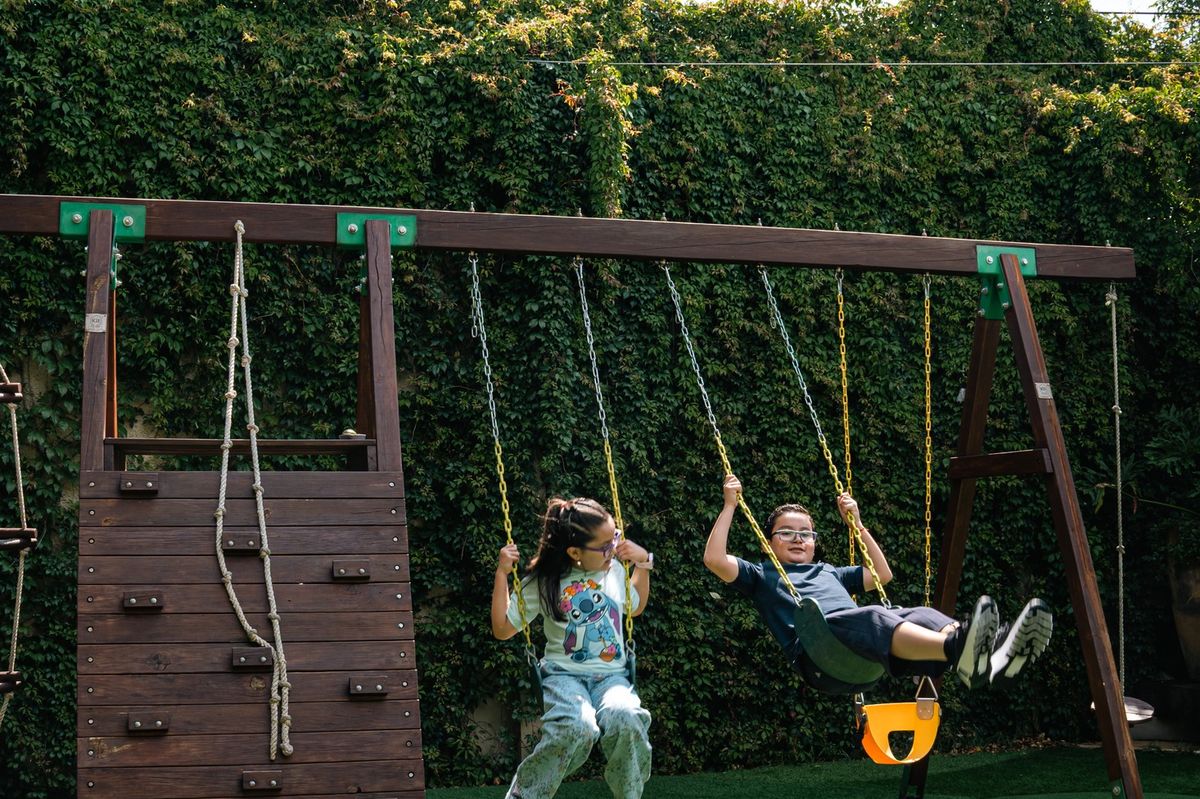 Zona infantil con juegos en el jardín de JARTETE