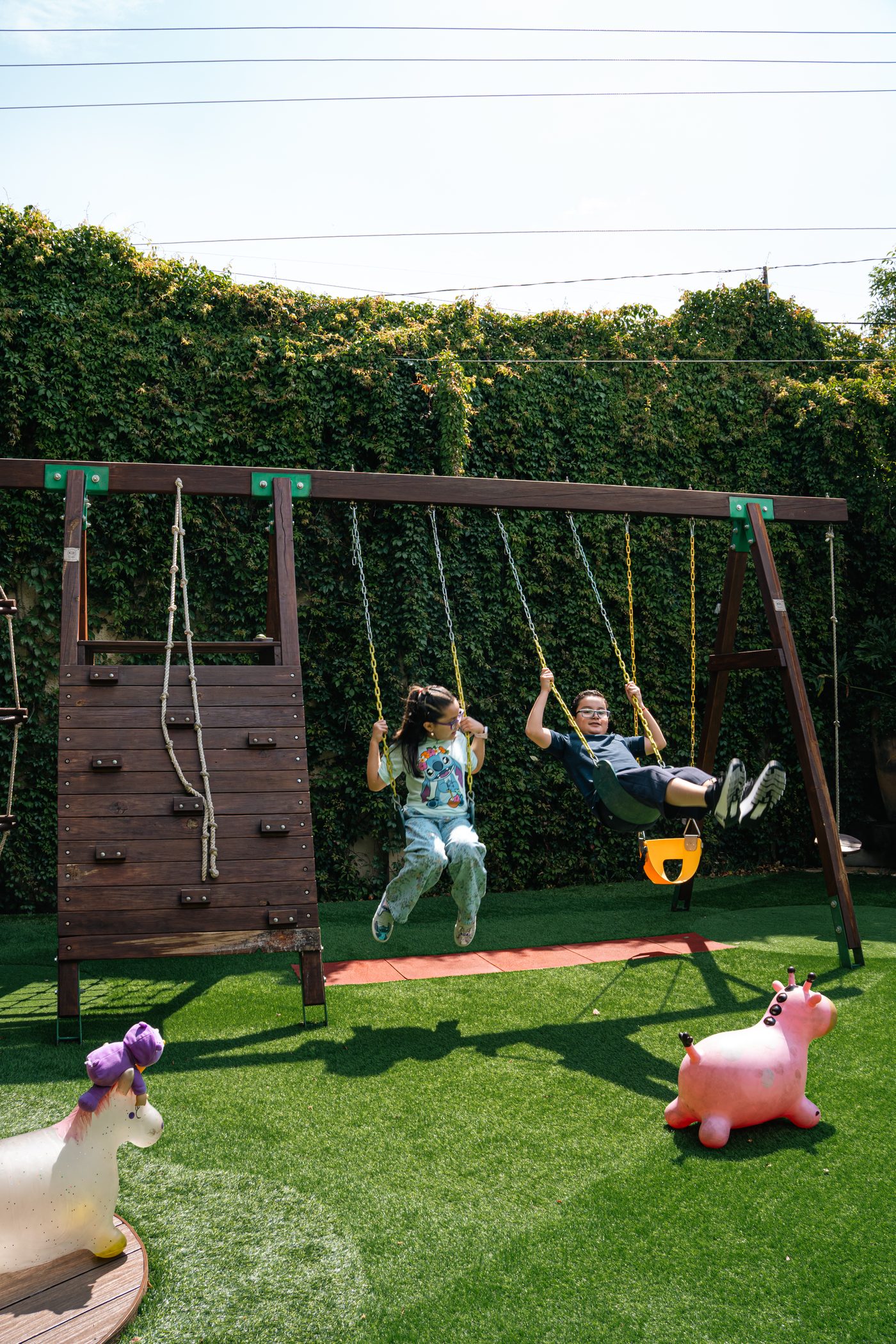 Niños en columpios jardín Jartete
